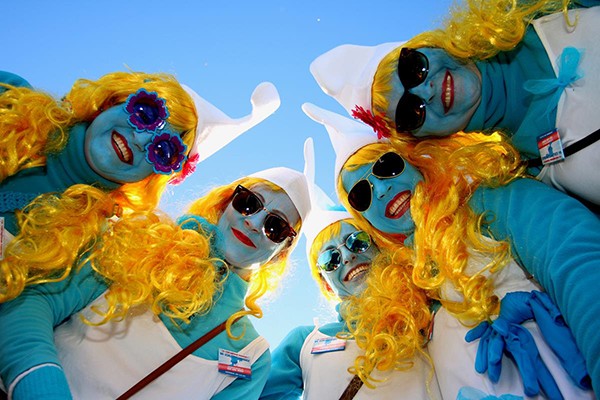 people dressed as smurfs