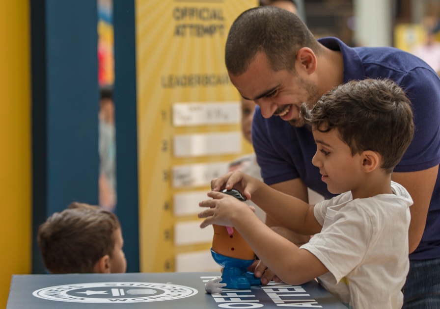 worlds tallest man next to worlds shortest woman