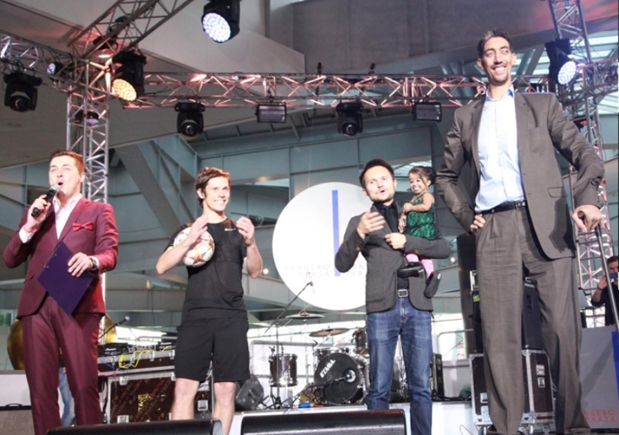 worlds longest feather boa record