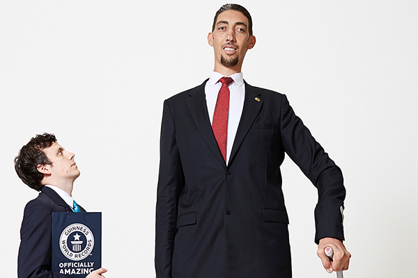 公式認定員と立つスルタン・コーセン