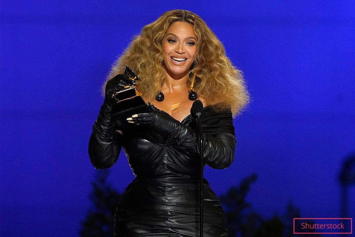 beyonce accepting a grammy award