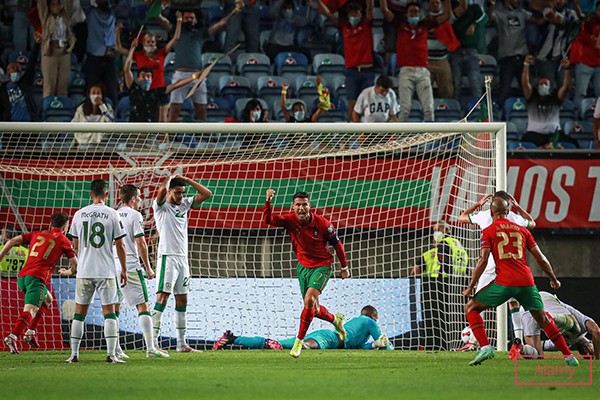 Ronaldo raising Euro 2016 cup