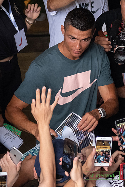 Ronaldo signing autographs