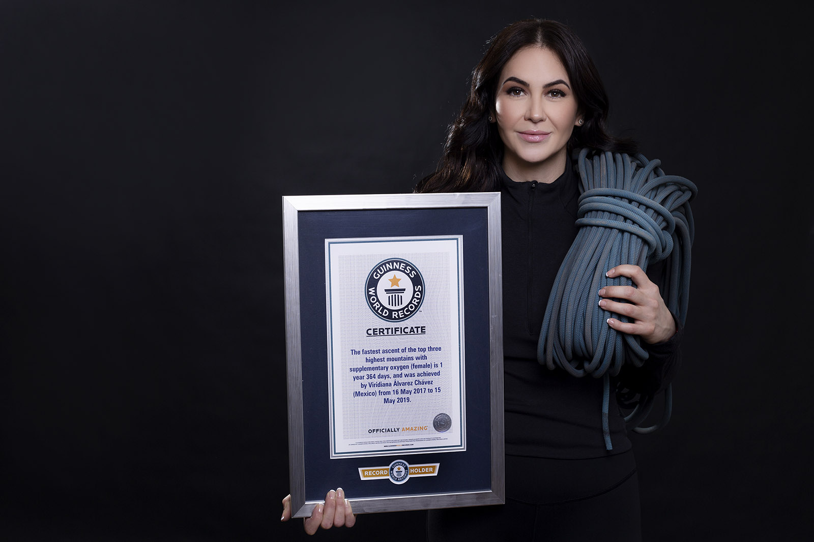 Viridiana holding a Guinness world records certificate and a rope