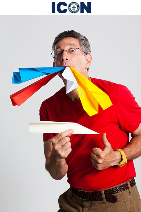 紙飛行機を口にくわえるアシュリタさん