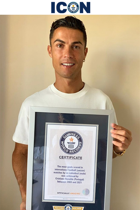 公式認定証を持つロナウド